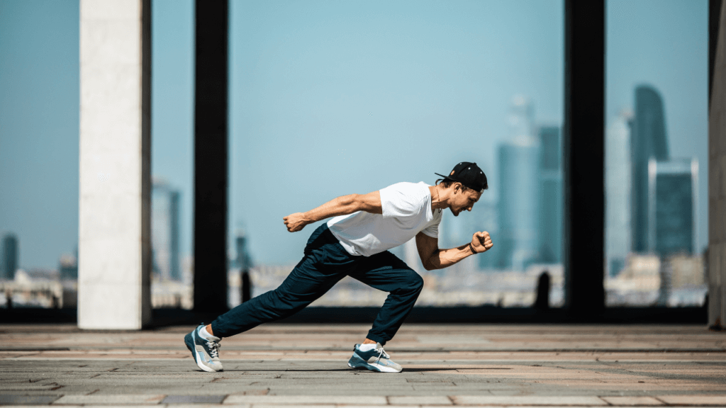 スタートダッシュする男性