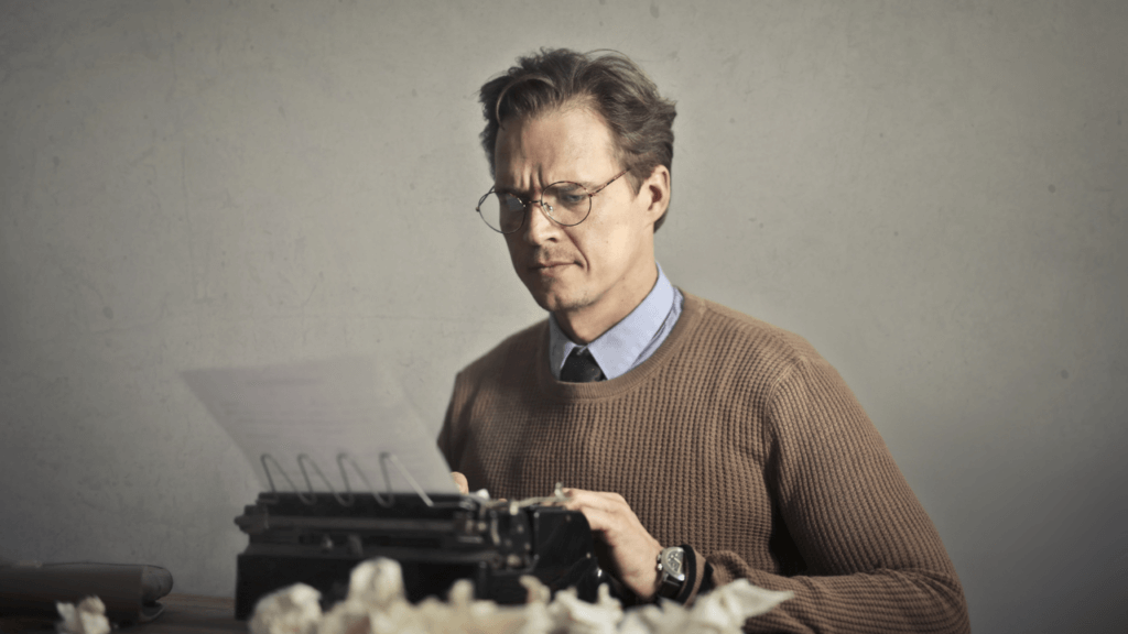 タイプライターを打つ男性